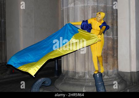 Impressionen - Solidaeritaetsdemonation mit der Ukraine nach dem Einmarsch der russischen Tuppen, das Brandenburger Tor wird als Zeichen der Solid Foto Stock