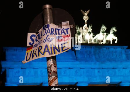 Impressionen - Solidaeritaetsdemonation mit der Ukraine nach dem Einmarsch der russischen Tuppen, das Brandenburger Tor wird als Zeichen der Solid Foto Stock