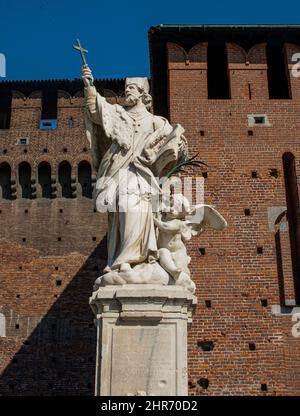 Milano, Lombardia, Italia, Europa. Il Castello di Sforza (Castello Sforzesco), costruito nel 15th secolo dal duca Francesco Sforza, si trova nel centro della città. La statua barocca di Giovanni di Nepomuk, protettore dei soldati, fu scolpita da Giovanni Dugnani nel 1729 e si trova nella corte del castello. Foto Stock