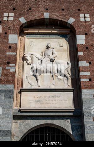 Milano, Lombardia, Italia, Europa. Il Castello di Sforza (Castello Sforzesco), costruito nel 15th secolo dal duca Francesco Sforza, si trova nel centro della città. Porta Filarete (porta del Filarete) o Torre Umberto i, l'ingresso principale del castello. Particolare del monumento dedicato al Re Umberto i di Savoia, realizzato da Luigi secchi nel 1903, marmo. Foto Stock