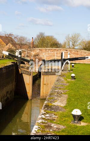 Porte a blocco centrale sul Canal Grantham, Woolsthorpe di Belvoir, Lincolnshire. Foto Stock