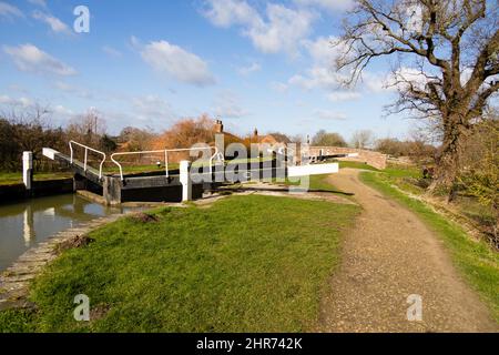 Porte a blocco centrale sul Canal Grantham, Woolsthorpe di Belvoir, Lincolnshire. Foto Stock