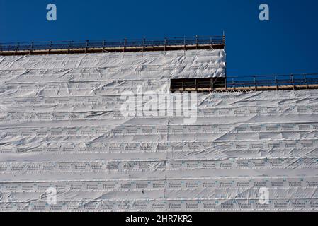 Weston Homes sviluppo di proprietà in Victoria Avenue, Southend on Sea, Essex, Regno Unito. Victoria Central progetto, riqualificazione edilizia abitativa. Fogli di detriti Foto Stock
