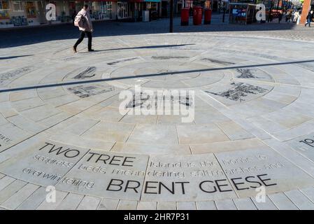 L'attrazione del circolo di pietre di ricerca di nuovi percorsi è in cima alla High Street a Southend on Sea, Essex, Regno Unito, con la storia e le attrazioni locali Foto Stock