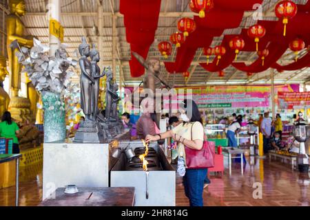 Samut Sakhon, THAILANDIA - Febbraio 2 2022: La gente prega rispetto e messo lampada a olio in Wat Ketmadi si Wararam questo tempio è molto famoso per il turista a Pro Foto Stock