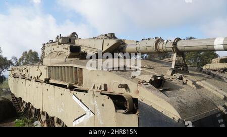 Israele ha fatto la battaglia principale serbatoio Merkava Marco i in mostra nel 7th brigata serbatoio monumento, Israele. La Merkava è un carro armato principale usato da Israele Foto Stock