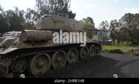 T-34-55 serbatoio siriano modernizzazione di sovietico-fatto T-34-85 in mostra nel 7th brigata serbatoio monumento, Israele. Foto Stock