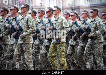 Ucraina, Kiev - 18 agosto 2021: Forze aeree. Ucraino militare. C'è un distacco di soccorritori. Soccorritori. Il sistema militare sta marciando nella sfilata. Marcia della folla. Soldati dell'esercito. Foto Stock