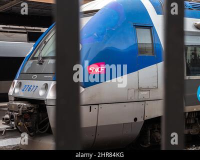 Annecy, Francia - 7 gennaio 2022: Logo SNCF sulla locomotiva del treno. SNCF è la società nazionale delle ferrovie francesi in Francia ed è di proprietà statale Foto Stock