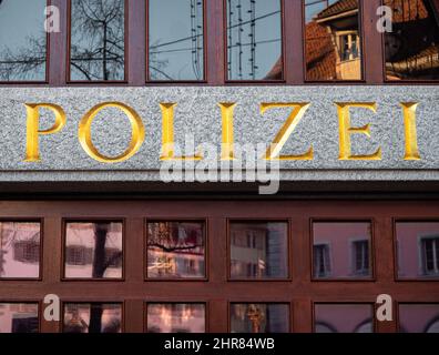 Zug, Svizzera - 31 dicembre 2021: La finestra della stazione di polizia di Zug, Svizzera, con l'iscrizione tedesca Polizei - in traduzione Polic Foto Stock