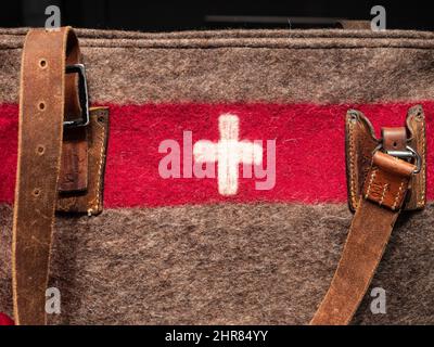 Zurigo, Svizzera - 30 dicembre 2021: Bandiera svizzera su un souvenir - una borsa di moda Foto Stock