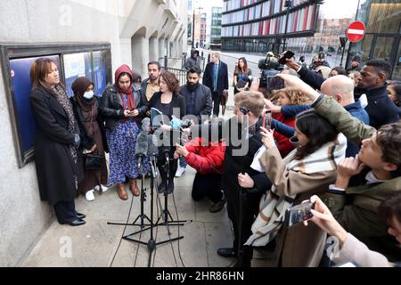 Jebina Yasmin Islam (centro), sorella di Sabrina Nessa, che parla al di fuori dell'Old Bailey di Londra, dopo Koci Selamaj che si è dichiarato colpevole dell'assassinio dell'insegnante Sabina Nessa. Data immagine: Venerdì 25 febbraio 2022. Foto Stock