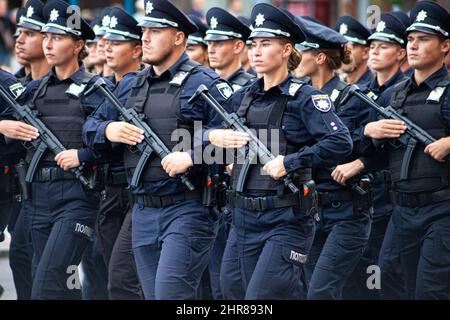 Ucraina, Kiev - 18 agosto 2021: Forze aeree. Ucraino militare. C'è un distacco di soccorritori. Soccorritori. Il sistema militare sta marciando nella sfilata. Marcia della folla. Soldati dell'esercito. Foto Stock