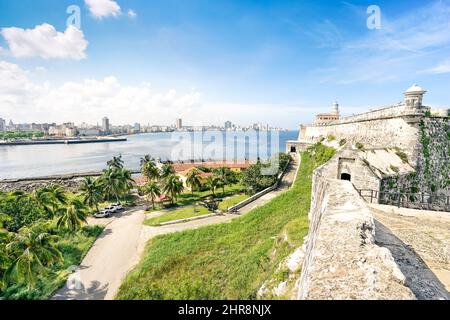 Vista skyline dell'Avana dalla fortezza di El Morro in una bella giornata di sole - capitale di Cuba famosa in tutto il mondo nelle isole caraibiche - concetto di viaggio wi Foto Stock