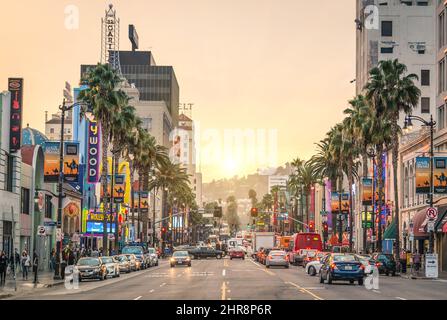 LOS ANGELES - 18 DICEMBRE 2013: Vista di Hollywood Boulevard al tramonto all'altezza della Walk of Fame Foto Stock