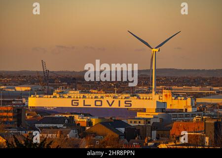 Il portautiviere Globis Challenger è ancorato ai moli di Tilbury al tramonto da Gravesend Kent Foto Stock