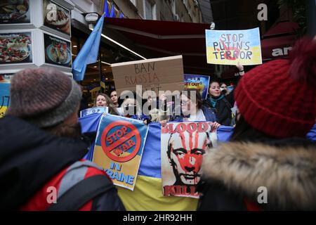 Istanbul, Turchia. 25th Feb 2022. I manifestanti tengono bandiere e cartelli ucraini durante la dimostrazione. I cittadini ucraini e i popoli anti-guerra in Turchia si sono riuniti di fronte al Consolato russo di Istanbul per protestare contro l'attacco delle truppe russe all'Ucraina. Credit: SOPA Images Limited/Alamy Live News Foto Stock