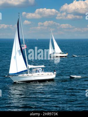 Due barche salis in barca a vela nella Penobscot Bay, all'esterno del faro Rockland Breakwater, al largo di Rockland, Maine Foto Stock