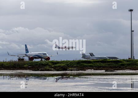 Larnaca, Cipro. 25th Feb 2022. Un aereo Wizz Airlines è visto atterrare all'aeroporto internazionale di Larnaca, Larnaca, Cipro, il 25 febbraio 2022. A causa dell'invasione russa in Ucraina, tutti i voli da Kiev a Larnaca, tra tutte le altre destinazioni, sono stati annullati. (Foto di Kostas Pikoulas/Sipa USA) Credit: Sipa USA/Alamy Live News Foto Stock