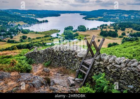 Una vista del lago Windremere e il fiume Rothay da Todd Crag sopra Ambleside nel Lake District. Foto Stock