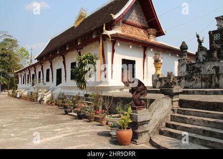 tempio buddista (wat tat luang) a luang prabang in laos Foto Stock