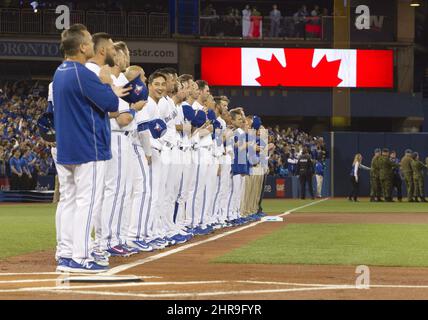 I Toronto Blue Jays si allineano per gli inni nazionali alle cerimonie pre-partita prima dell'inizio del loro apripista al contro i Boston Red Sox a Toronto venerdì 8 aprile 2016. LA STAMPA CANADESE/Fred Thornhill