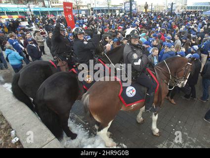 I membri dell'unità montata dalla polizia di Toronto, tra cui un cavallo di nome Blue Jay, guarda come i fan si allineano fuori dal Rogers Centre prima dell'inizio del Blue Jays al home opener contro i Boston Red Sox a Toronto venerdì 8 aprile 2016. LA STAMPA CANADESE/Fred Thornhill