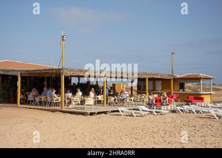 Spiaggia di Ponta Preta e ristorante, Santa Maria, SAL (IIha do SAL), República de Cabo (Capo Verde) Foto Stock