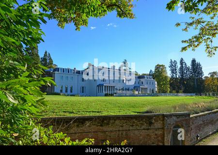 Xviii secolo Coworth Park Hotel in autunno, Blacknest Road, Ascot Berkshire, Inghilterra, Regno Unito Foto Stock