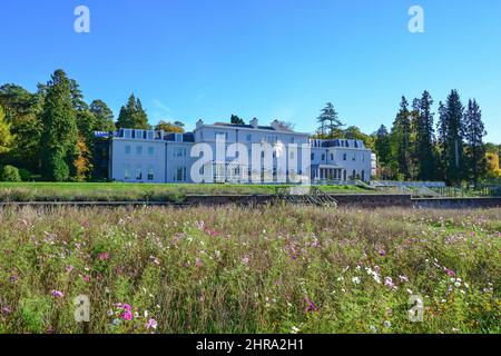 Xviii secolo Coworth Park Hotel in autunno, Blacknest Road, Ascot Berkshire, Inghilterra, Regno Unito Foto Stock