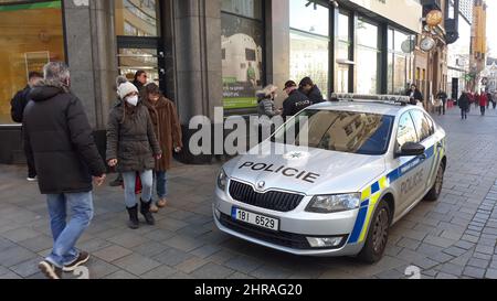 Brno, Repubblica Ceca. 25th Feb 2022. Stand auto di polizia di fronte alla filiale di Sberbank CZ, che ha collegamenti con la Russia, a Brno, Repubblica Ceca, 25 febbraio 2022. La Banca ha chiuso le sue filiali in Czechia alle 14:00, la portavoce della banca Radka Cerna ha detto a CTK, citando le questioni di sicurezza come la ragione. La gente stava accodando davanti ad alcune delle filiali della banca per cancellare i loro servizi o richiedere le informazioni e il sistema bancario in linea della banca era giù intorno a mezzogiorno. Credit: Igor Zehl/CTK Photo/Alamy Live News Foto Stock