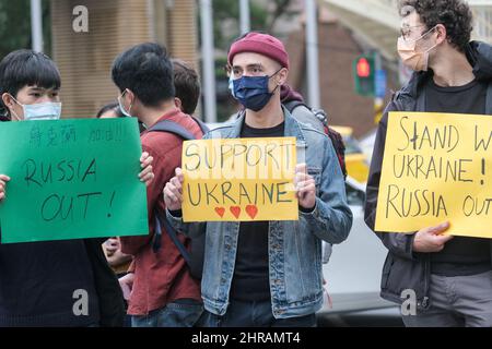 I manifestanti hanno cartelloni che esprimono la loro opinione, durante una dimostrazione contro l'invasione militare della Russia sull'Ucraina. (Foto di Walid Berrazeg / SOPA Images/Sipa USA) Foto Stock