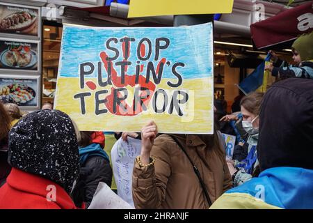 Istanbul, Turchia. 25th Feb 2022. Un protesto tiene un cartello durante la manifestazione. I cittadini ucraini che vivono a Istanbul si sono riuniti di fronte al Consolato Generale russo nel distretto di Beyo?lu e hanno protestato l'operazione militare della Russia contro l'Ucraina. Gridando gli slogan "Killer Putin” e tenendo in mano le bandiere "No alla guerra” e "Stop alla guerra”, i manifestanti hanno chiesto che la guerra fosse arrestata da Il più presto possibile mentre la polizia adottava misure di sicurezza estese, alcuni ucraini scoppiavano in lacrime. (Foto di Ibrahim Oner/SOPA Images/Sipa USA) Credit: Sipa USA/Alamy Live News Foto Stock