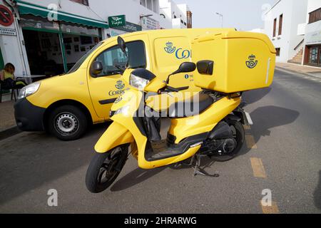 Yellow state posseduto spagnolo servizio postale consegna scooter e van Lanzarote, Isole Canarie, Spagna Foto Stock