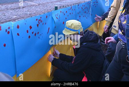 Brno, Repubblica Ceca. 25th Feb 2022. Protesta contro l'invasione russa in Ucraina al di fuori del consolato russo a Brno, Repubblica Ceca, 25 febbraio 2022. Credit: Igor Zehl/CTK Photo/Alamy Live News Foto Stock