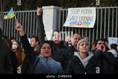 Brno, Repubblica Ceca. 25th Feb 2022. Protesta contro l'invasione russa in Ucraina al di fuori del consolato russo a Brno, Repubblica Ceca, 25 febbraio 2022. Credit: Igor Zehl/CTK Photo/Alamy Live News Foto Stock