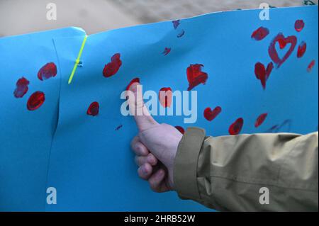 Brno, Repubblica Ceca. 25th Feb 2022. Protesta contro l'invasione russa in Ucraina al di fuori del consolato russo a Brno, Repubblica Ceca, 25 febbraio 2022. Credit: Igor Zehl/CTK Photo/Alamy Live News Foto Stock