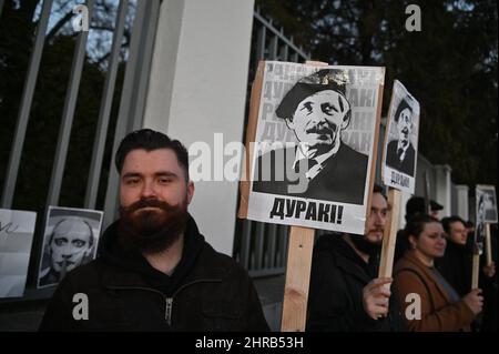 Brno, Repubblica Ceca. 25th Feb 2022. Protesta contro l'invasione russa in Ucraina al di fuori del consolato russo a Brno, Repubblica Ceca, 25 febbraio 2022. Credit: Igor Zehl/CTK Photo/Alamy Live News Foto Stock