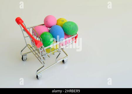 Carrello spinning con uova di Pasqua Foto Stock