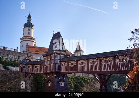 NOVE MESTO NAD METUJI, REPUBBLICA CECA - 13 FEBBRAIO 2022: Ponte in legno decorato e castello in inverno Foto Stock