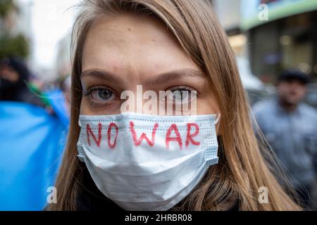 Istanbul, Turchia. 25th Feb 2022. Il secondo giorno delle proteste, i cittadini ucraini che vivono a Istanbul hanno condannato l'intervento russo in Ucraina con slogan e striscioni. I manifestanti, con bandiere e bandiere ucraine, si sono riuniti in via Istiklal e hanno cantato slogan contro Russia e Putin davanti al Consolato Generale russo a Istanbul, Turchia. I manifestanti chiesero la fine della guerra. Anche i cittadini turchi hanno sostenuto la protesta. (Credit Image: © Tolga Ildun/ZUMA Press Wire) Foto Stock