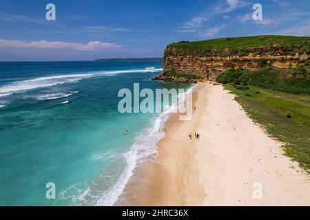 Vista aerea dei surfisti sulla spiaggia di Sungkun, Lombok, Nusa Tenggara occidentale, Indonesia Foto Stock