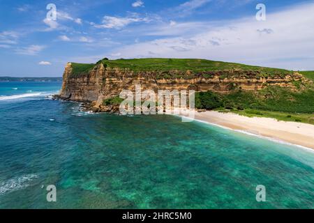 Vista aerea dei surfisti sulla spiaggia di Sungkun, Lombok, Nusa Tenggara occidentale, Indonesia Foto Stock