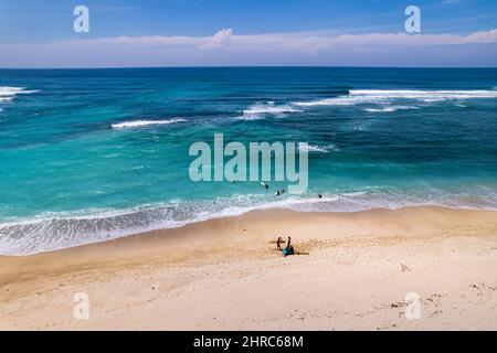 Vista aerea dei surfisti sulla spiaggia di Sungkun, Lombok, Nusa Tenggara occidentale, Indonesia Foto Stock