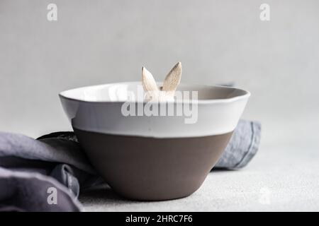 Primo piano di un ornamento conigliato pasquale in una ciotola Foto Stock