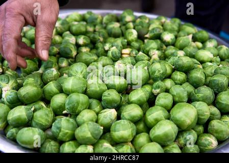 Germogli freschi di bruxelles in una ciotola smaltata, vista dall'alto Foto Stock