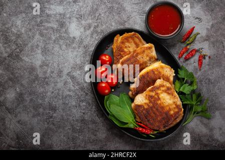 Bistecche di maiale alla griglia in una padella con spezie con spazio copia Foto Stock