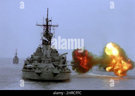 Una vista di poppa della corazzata USS IOWA (BB-61) che conduce una dimostrazione di armi durante l'esercizio NATO Baltic Operations '85. 10/17/1985. Dipartimento della Difesa Foto Stock