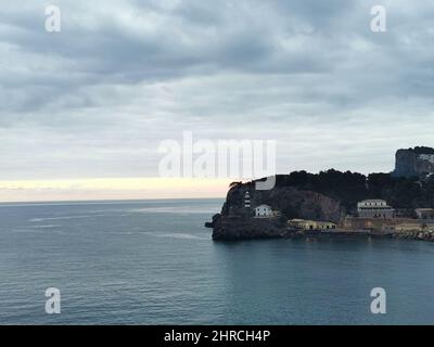 Vista panoramica di Port de Soller, Mallorca, Isole Baleari, Spagna contro le montagne in una giornata buia Foto Stock