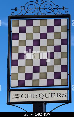 Tradizionale appeso pub cartello presso il Chequers pubblico e ristorante, Reading Road, Eversley Cross, Yateley, Hampshire, Inghilterra, Regno Unito Foto Stock